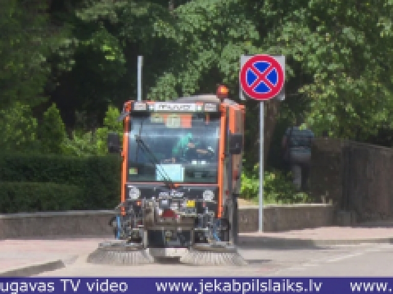 Vidusdaugavas TV: Jēkabpilī iegādāta jauna un moderna tehnika ielu un ietvju tīrīšanai