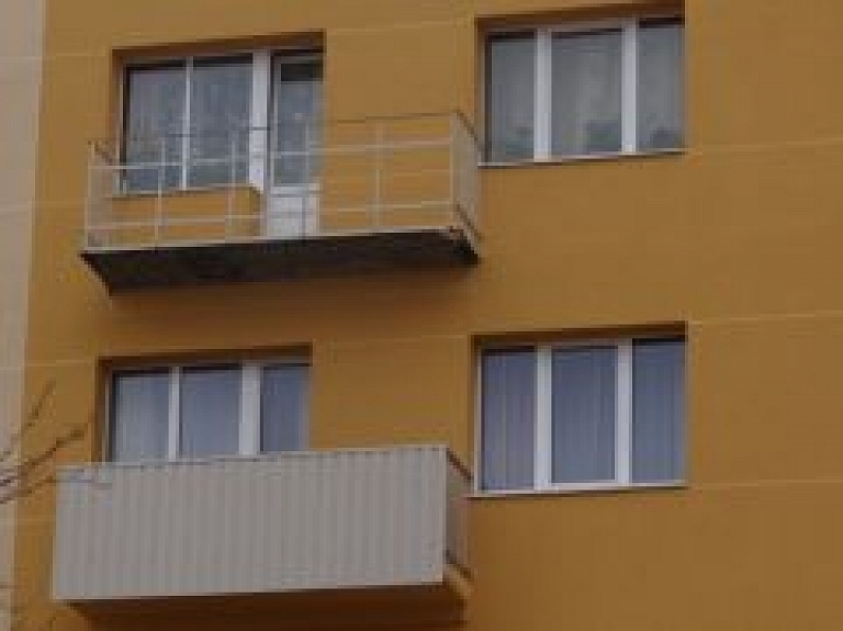 Latgalē no balkona nolec vīrietis