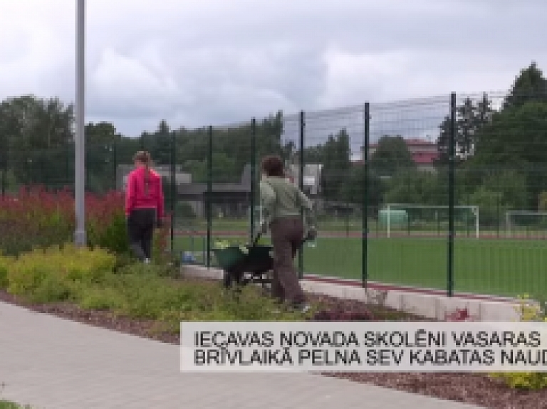 Latgales Reģionālā TV: Iecavas novada skolēni vasaras brīvlaikā pelna sev kabatas naudu