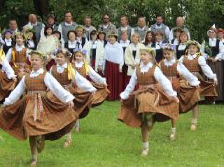 Cesvainē ieskandinās Dziesmu un deju svētkus