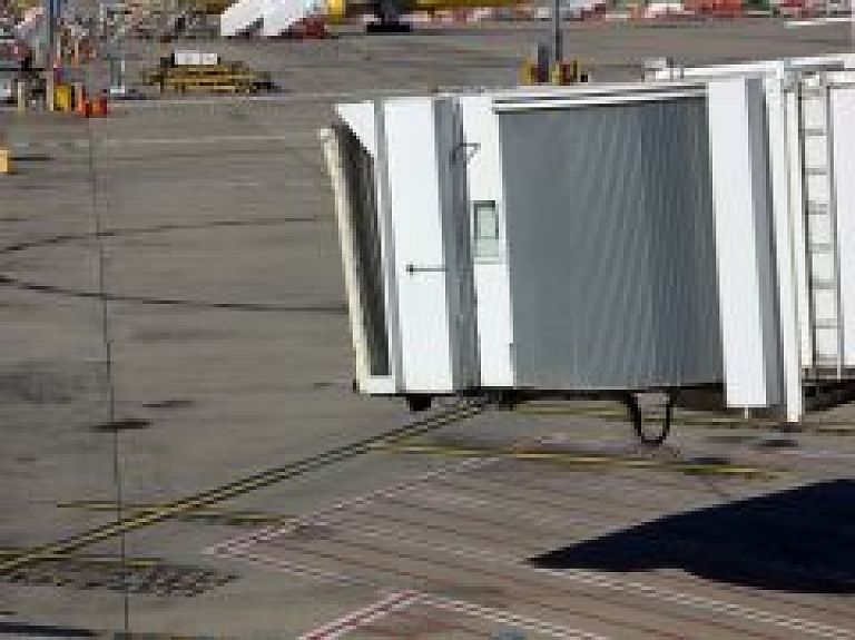 Lidostā noķerts meklēšanā esošs Latvijas pilsonis