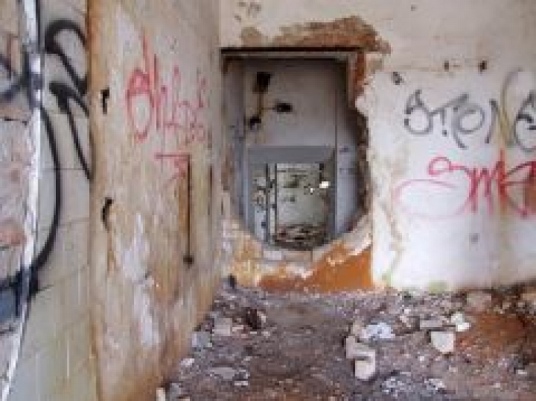 Rīgā nojauks graustus