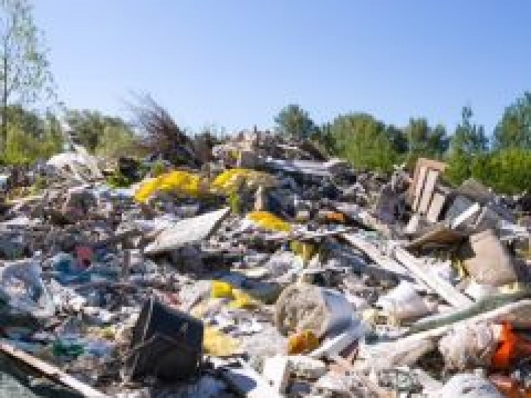 "Rīgas nami" uzsāk lielākās nelegālās būvgružu izgāztuves likvidēšanu
