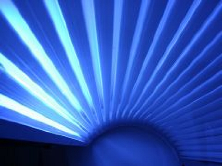 Pēc sauļošanās solārijā ar apdegumiem slimnīcā nonāk vīrietis