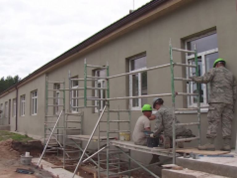 Latgales Reģionālā TV: ASV un Latvijas karavīri veic rekonstrukcijas darbus Naujenes bērnu namā
