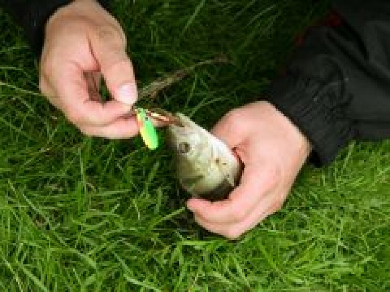 Carnikavā notiks makšķerēšanas sacensības "Āķis lūpā 2015"