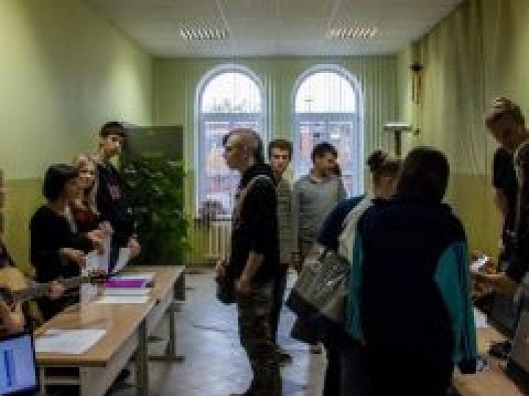 Liepājas Universitātes studenti un pasniedzēji viesojas Saldus skolās