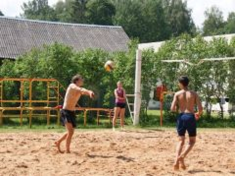 Pludmales volejbola tūres 2.posmā Kārķos startēja 14 komandas