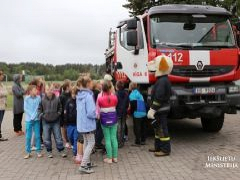 Iekšlietu dienesti viesojas Ādažu vidusskolas drošības dienā