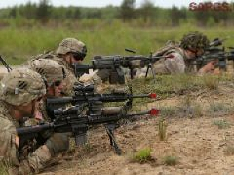 Latvijas un ASV karavīri piedalās kopīgā kaujas šaušanas vingrinājumā