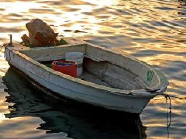 Jūras spēki izglābj cilvēku, kas diennakti dreifējis laivā