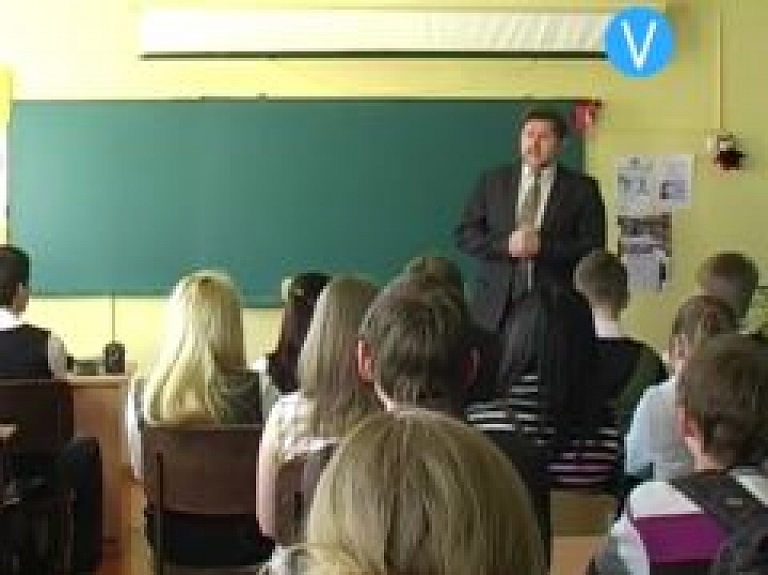 Vidusdaugavas TV: Līvānu 1.vidusskolā Atvērto durvju dienā stundas vada skolas absolventi