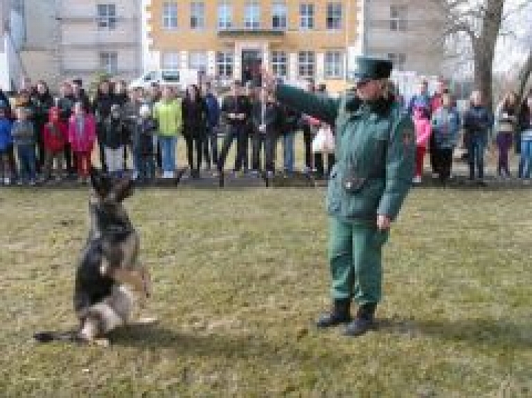 Valsts robežsardzes koledža popularizē  robežsargu profesiju