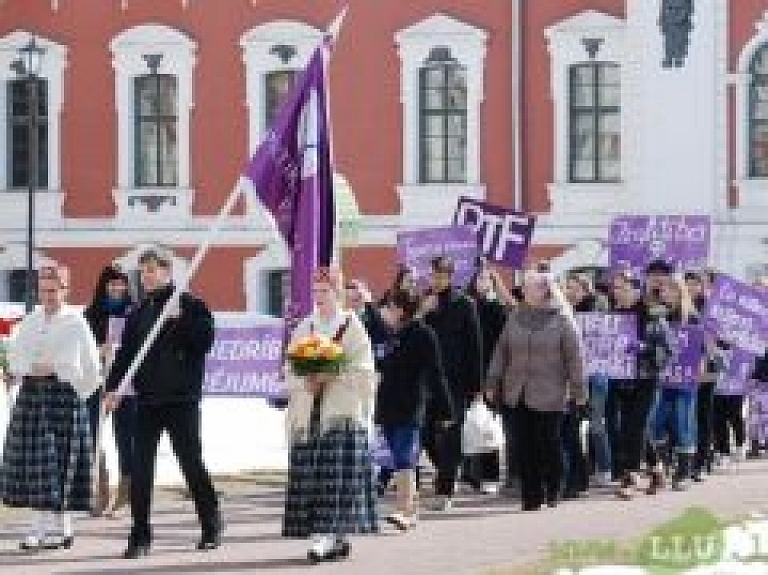 LLU studenti uzstāda rekordu, pagatavojot garāko lavašu