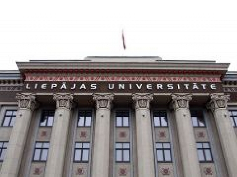 Skolēni ēno Liepājas Universitātes studentus