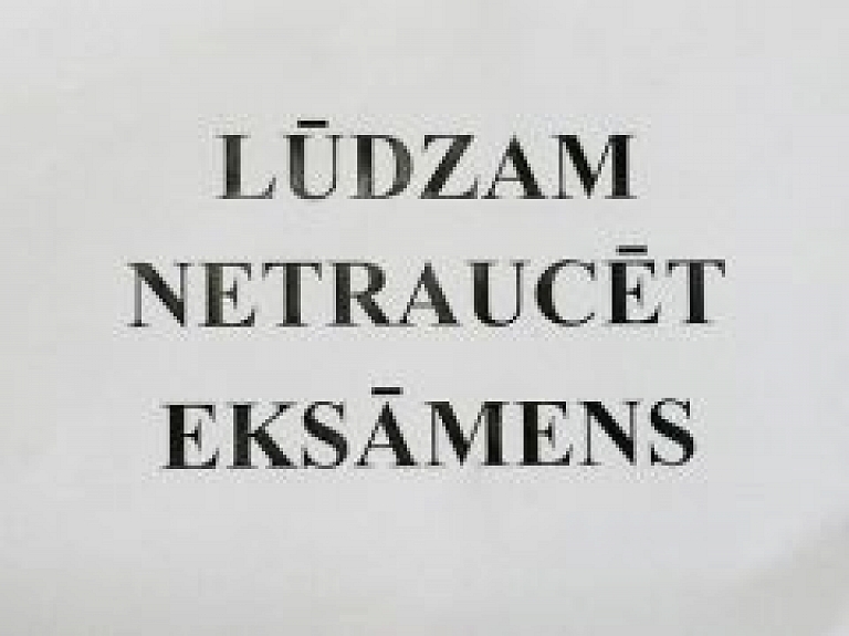 Vidusskolēniem sākušies centralizētie eksāmeni