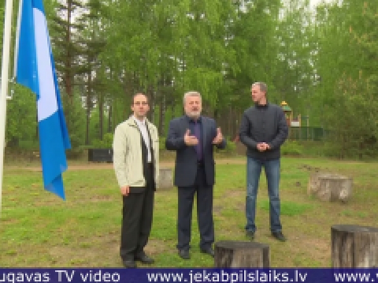 Vidusdaugavas TV: Radžu ūdenskrātuves pludmalē mastā uzvelk Zilo Karogu