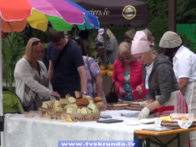 Skrundas TV: Latvijas novadu Siera diena Kuldīgā