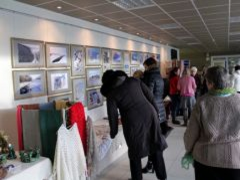 Rēzeknes novada pašvaldības foajē var apskatīt fotoizstādi "Baltā"
