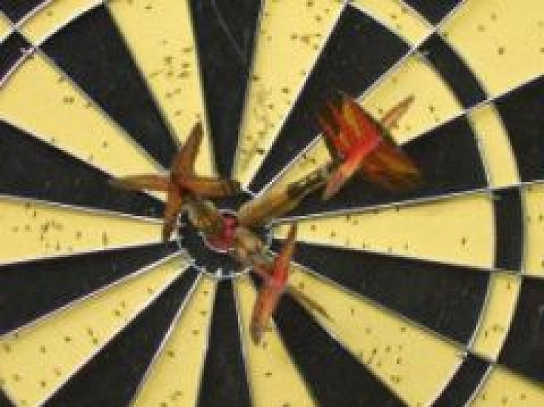 Viļānos sacentās šautriņu metēji