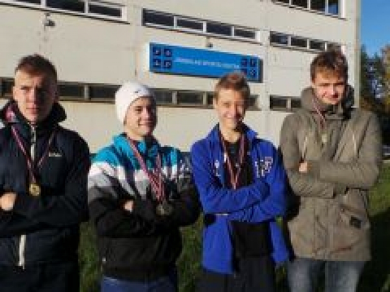 Rēzeknes jaunie peldētāji plūc laurus Jūrmalā