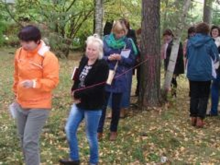 Novada pirmsskolas pedagogi iepazīst brīvdabas pedagoģiju