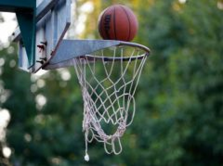 Viļānos strītbola čempionātā laurus plūc "Petrovičs"