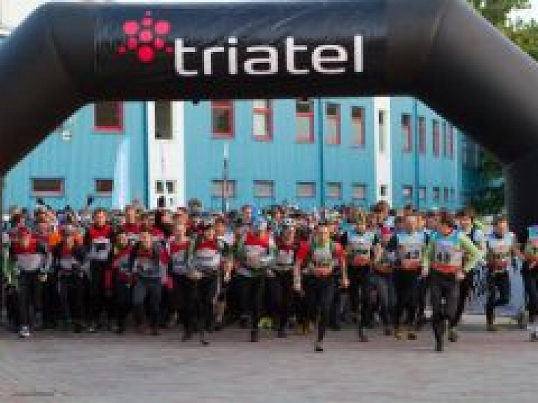 "Triatel xRace" nakts posmā Ventspilī uzvar EBIKE komanda