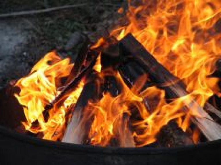 Neuzmanīgi rīkojoties ar degmaisījumu, Rīgā vīrietis guvis apdegumus