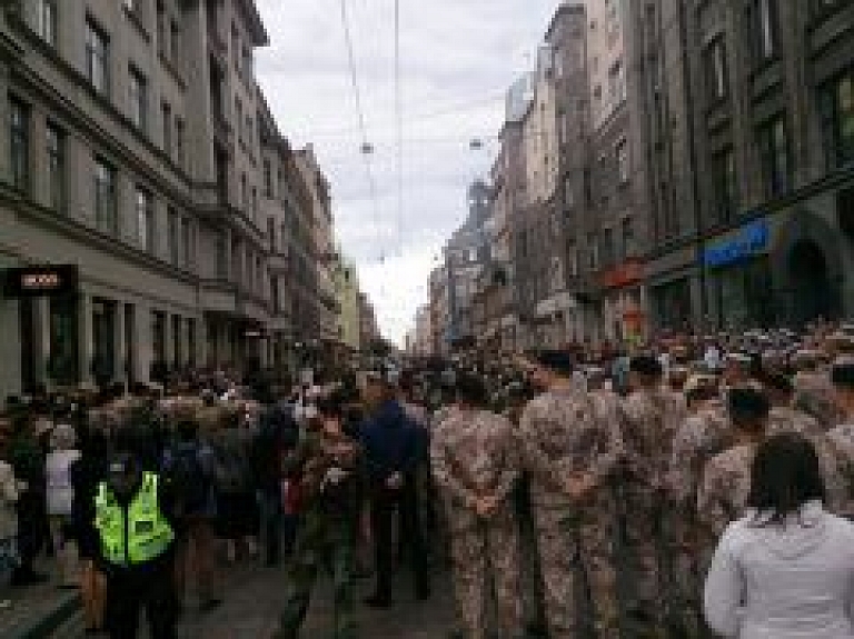Latviešu strēlnieku bataljonu izveidošanas simtgadi Rīgā svin daži simti cilvēku