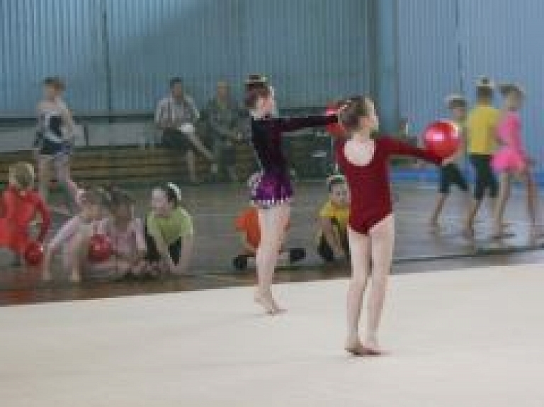 Rēzeknē norisinās sacensības mākslas vingrošanā