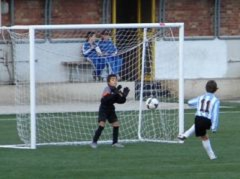 Valkā gaidāms bērnu futbola turnīrs "Pavasaris 2013"