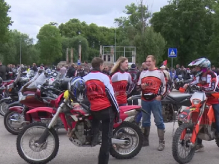 Vidusdaugavas TV: Moto festivāls Jēkabpilī pulcē aptuveni 400 motociklistu