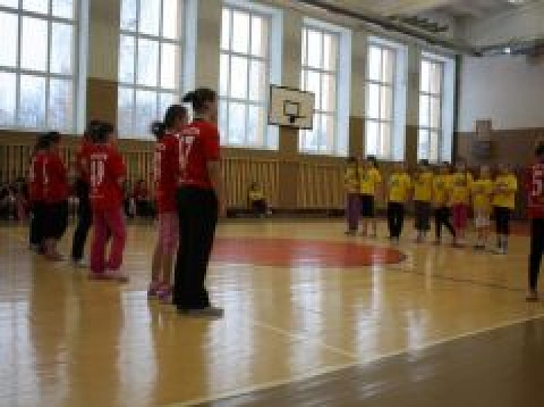 Rēzeknes skolēni sacentās tautas bumbā