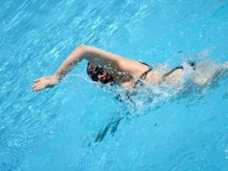 Rēzeknē aizvadītas peldēšanas sacensības brīvajā stilā "Kraula diena"