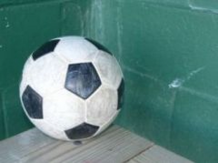 Valkas jaunie sportisti startē ziemas čempionātā telpu futbolā