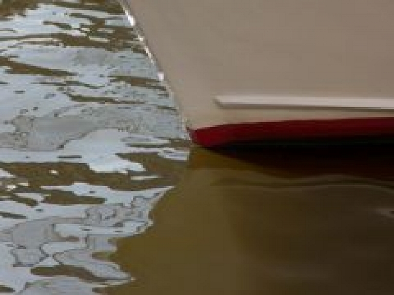 Rīgas kanālā un Daugavā pie Salu tilta atrasti noslīkuši vīrieši