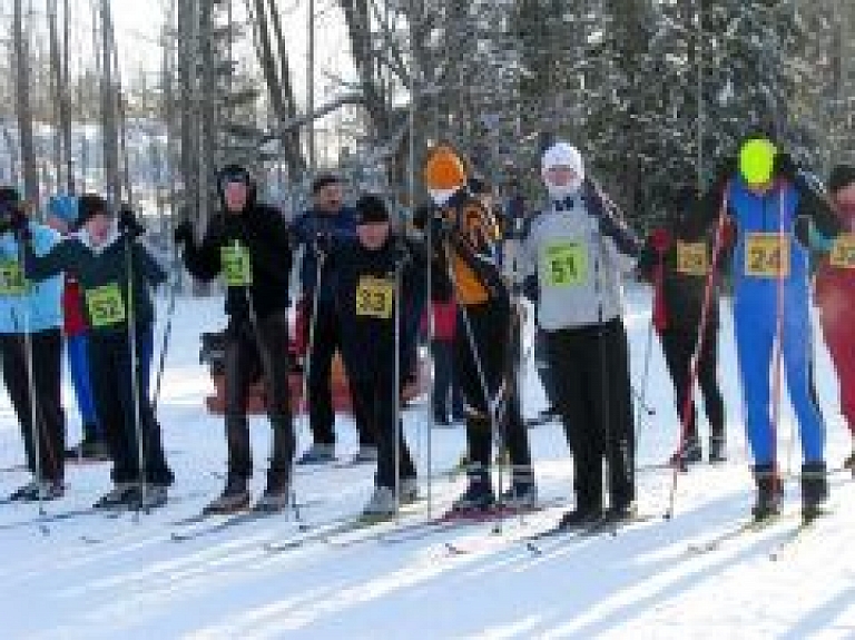Slēpošanas sacensības Ilzeskalnā pulcē vairāk nekā 40 dalībniekus
