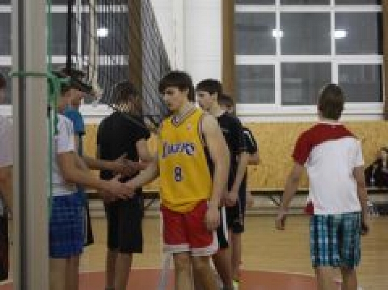 Rēzeknes pilsētas izglītības iestāžu komandas tikās volejbola laukumā