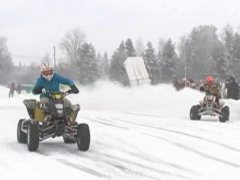 Audriņu pagasta "Greivuļos" notika ziemas motokross