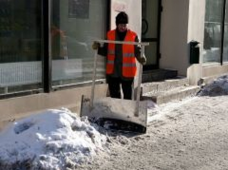 Pašvaldība palīdzēs sociāli mazāk aizsargātiem rīdziniekiem tīrīt sniegu