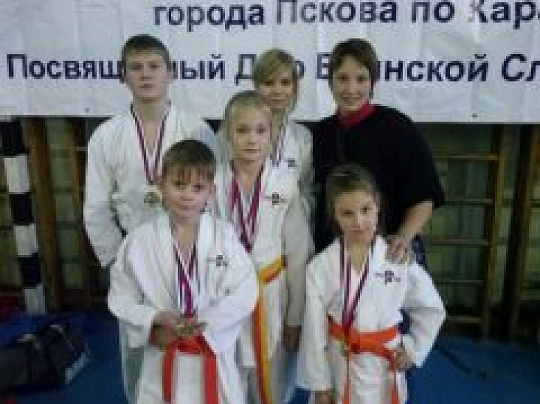 Rēzekniešiem medaļas karatē čempionātā Pleskavā