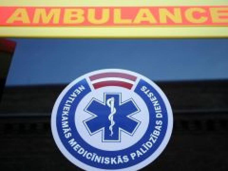 Latgalē mediķi palīdz bērnam, kurš iedzēra etiķi