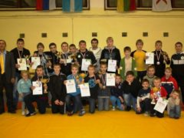 Rēzekniešiem trīs uzvaras grieķu-romiešu cīņās