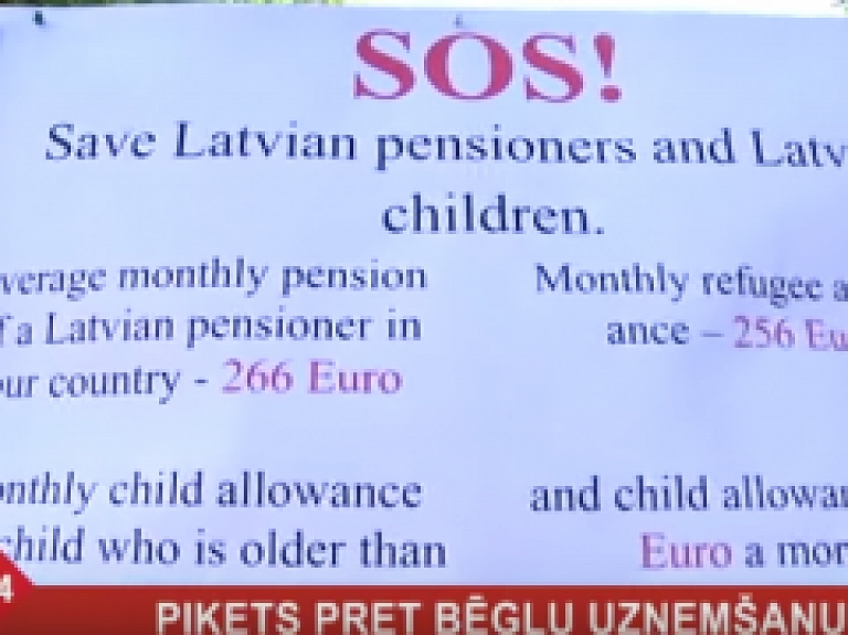 RīgaTV 24: Piketā pret bēgļu uzņemšanu Latvijā arī skarbāki vārdi