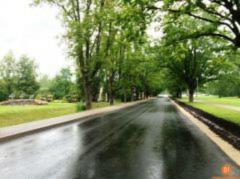 Pabeigti asfalta seguma atjaunošanas darbi Pils un Cēsu ielās