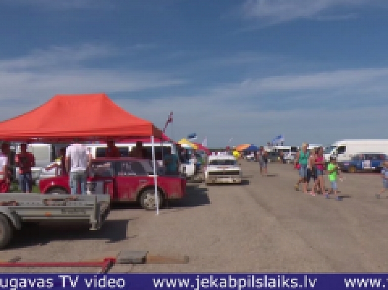Vidusdaugavas TV: Žiguļu kausa posmā Biržos aizraujoša cīņa starp vietējiem un ārzemju autosportistiem