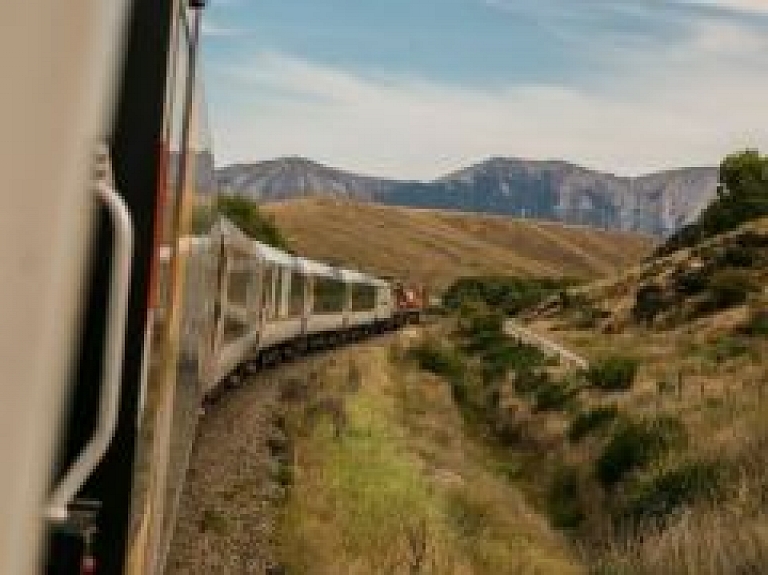 Ceļojums cauri laikam un stāstiem