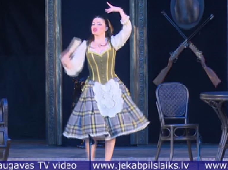 Vidusdaugavas TV: "Sanktpēterburgas opera" izklaidē jēkabpiliešus ar Štrausa izrādi "Sikspārnis"