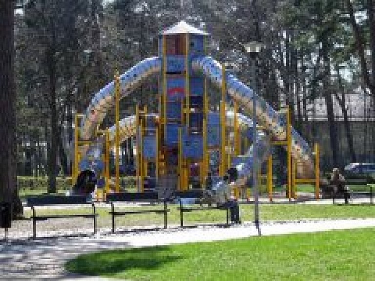 Bērnu pilsētiņās viesosies Jautrie Luksofori